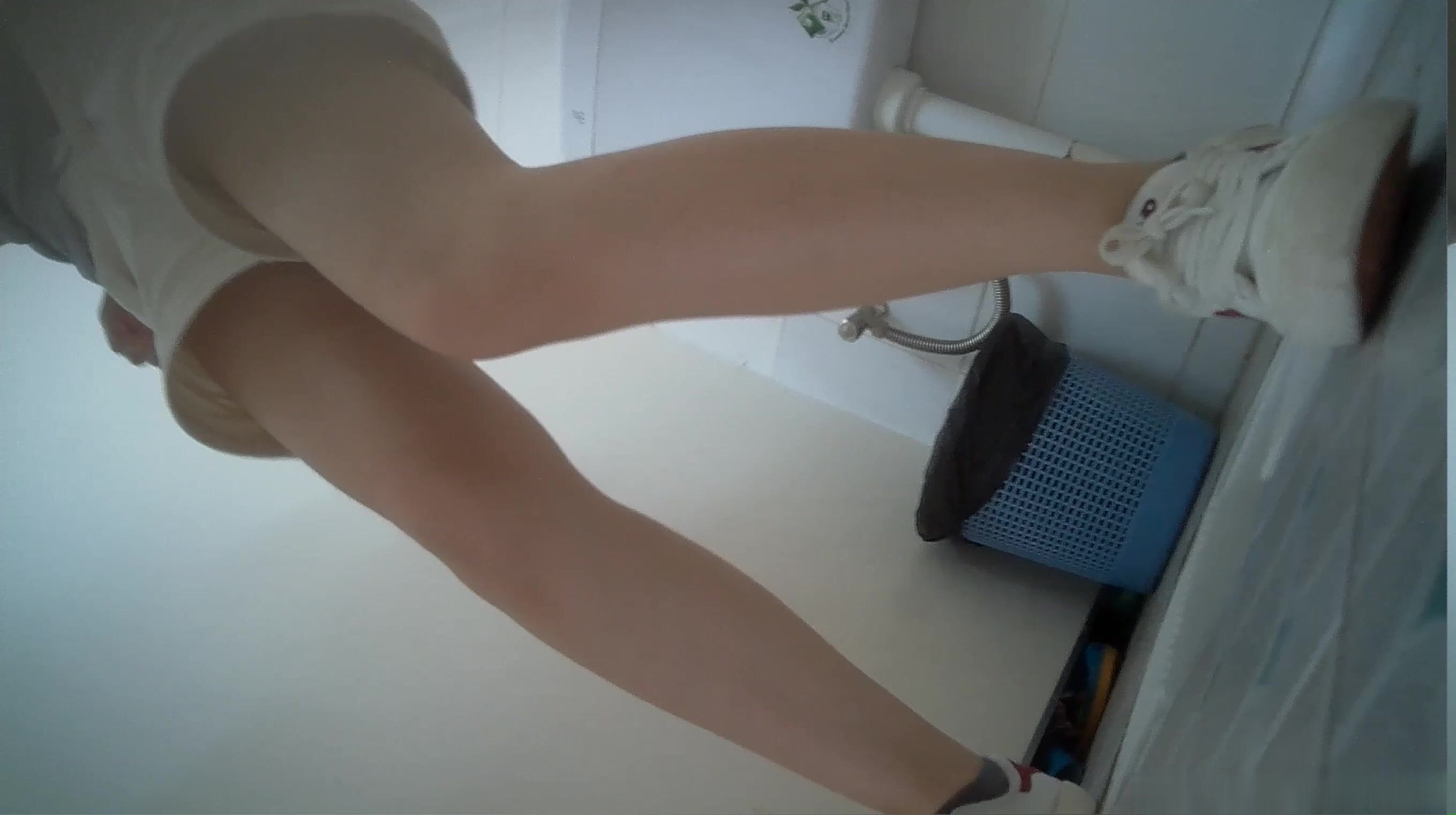 女厕全景偷拍女神级的少妇微毛小黑鲍.