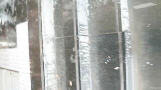 尾随小姐姐偷拍极品黑裙白t内_