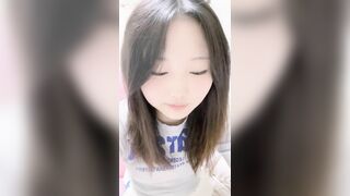 清纯尤物美少女！呆萌卡哇伊！刚下海有点羞涩，脱下衣服嫩嫩奶子，多毛小穴跳蛋玩，手指扣弄骚穴