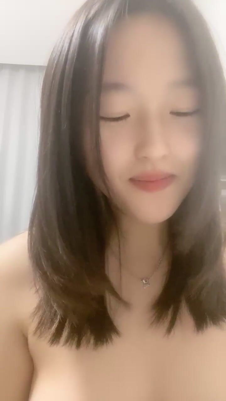 無套一頓深插，扶牆側入，回到床上女上位榨汁機 美乳，胸型一等一的好，跟男友无套内射，撸管必备佳品