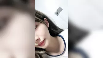 白皙皮肤，超粉嫩穴揉搓，吊带丝袜，屁股抹油亮亮，干净无毛美穴