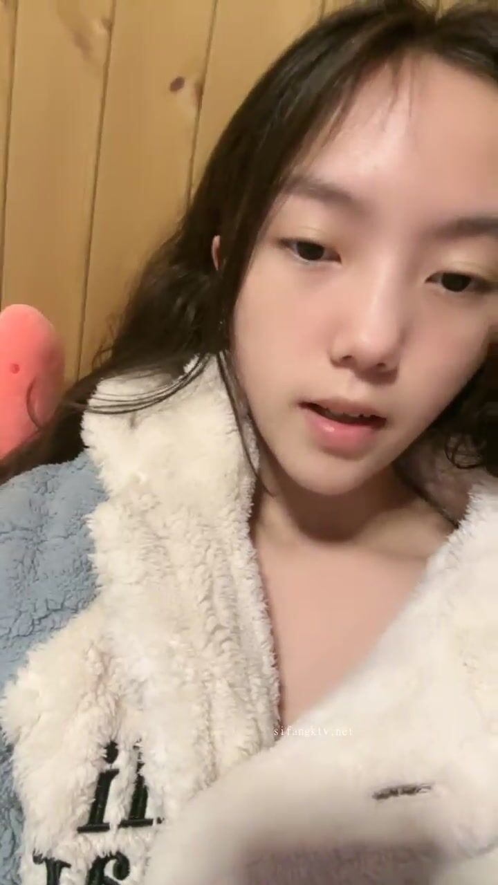 小可爱，细长美腿 粉嫩小穴，纯洁与诱惑的完美结合，外人眼中乖乖女其实是小母狗