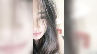 甜美風騷誘人的小老板娘一個人陪狼友嗨，全程露臉大秀直播，自己揉奶摳逼玩的好刺激，瘋狂抽插高潮噴水真騷