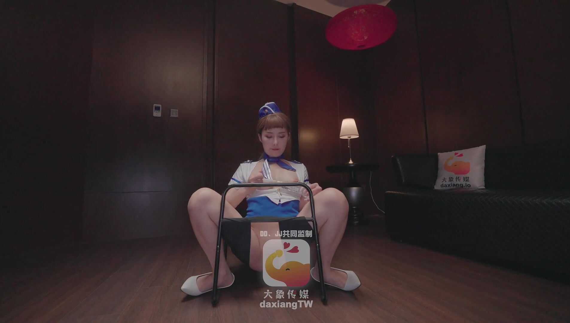 大象传媒《全裸航空》即将起飞沉迷机长肉棒的痴淫巨乳空姐-诺娃