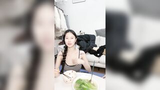 顶级尤物气质女神!性感吊带裙大长腿!洗完碗开始大秀,翘起内裤男友道具插穴,情趣椅骑乘位自慰