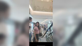 抄底美女tb小短裙,gucci包包,一看就是富家千金,警惕性非常高上电梯一直捂着裙子,这么怕走光就穿打底裤呀,又想骚又不想让人看的,这不是贱吗,赶紧曝光给大家看,绿色蕾丝