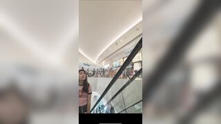 抄底美女tb小短裙,gucci包包,一看就是富家千金,警惕性非常高上电梯一直捂着裙子,这么怕走光就穿打底裤呀,又想骚又不想让人看的,这不是贱吗,赶紧曝光给大家看,绿色蕾丝