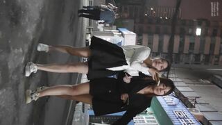 尾随偷拍美女 超短蓬蓬裙美女玩健身器材撅屁股露粉色丁字裤