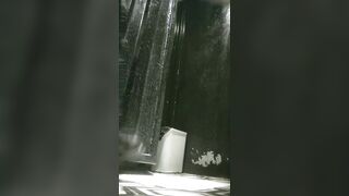 -酒店女厕全景偷拍几个小姐姐尿尿 肥美的鲍鱼完美呈现