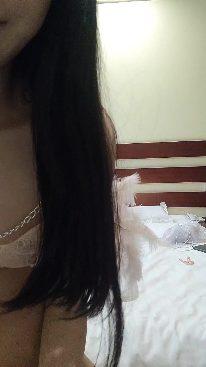 极品网红美少女，170CM大长腿，细腰美臀，翘起屁股特写，一线天微毛肥穴，扭腰摆臀，展示身材