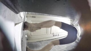 五月最新流出厕拍大神潜入 夜总会KTV女厕后视角偷拍正面耐克鞋美女尿歪把鞋都弄湿了