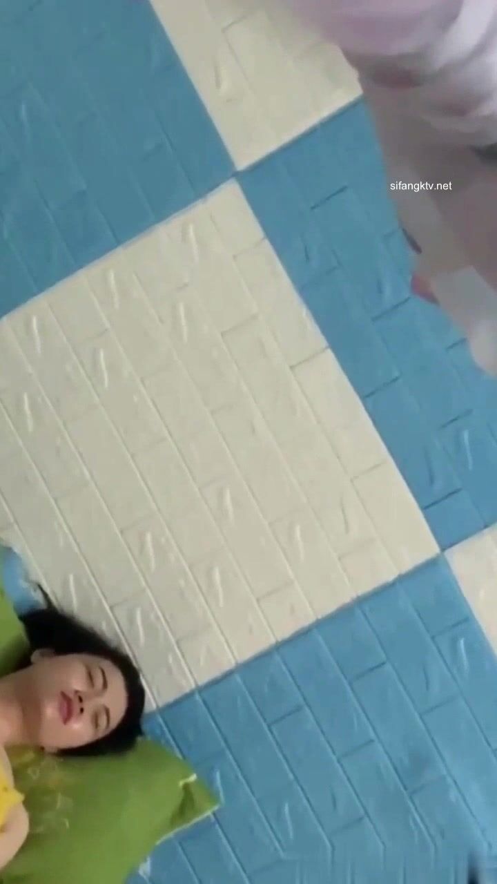 冒死爬墙偷窥楼下的小姐姐 哦槽,这是在干啥呢 多久没有被男人操了饥渴成这样