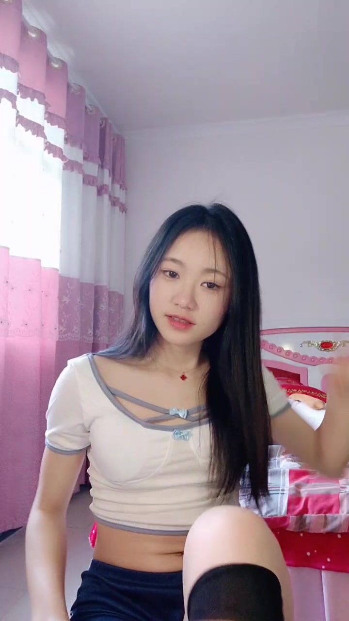 纯欲系颜值美女，小短裤很是性感，独自在家发骚，脱光光揉骚穴，按摩器震动流淫水，低低呻吟