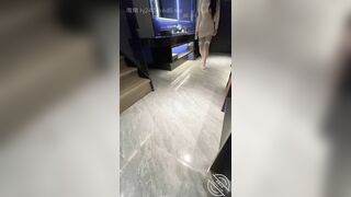 海角社区兄妹乱伦大神会喷水的亲姐姐 精彩记录一线天嫩鲍姐姐全天强制潮喷,上面插嘴炮机插逼,绝了
