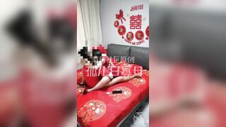 -海角社区母子乱伦孤儿日寡母 非常狗血打扮成新婚洞房万众期待的新娘秀禾服来了！激动坏了，都给我妈操来尿了