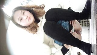 -商场女厕偷拍尿尿心不在焉想心事的女生 想着与男友啪啪往事 B里情不自禁的流出浓精