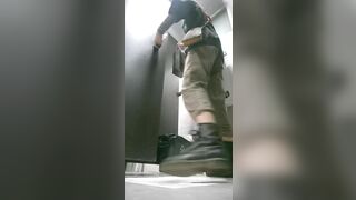 偷拍多位漂亮的小姐姐小美女拿個瓶子不知道往B裏噴的啥