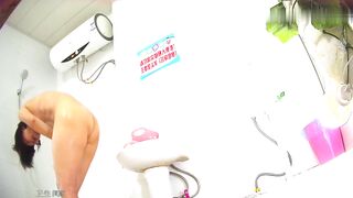 东莞DS电子厂女工宿舍卫生间偷拍 下夜班的女工小梅尿尿顺便洗个热水澡