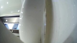 火车马桶上藏了一个摄像头偷拍多位女乘客嘘嘘