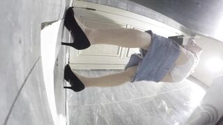 十二月新流出 厕拍大神给KTV酒吧送酒潜入女厕偷拍小姐尿尿侧蹲高跟姐姐对着镜头尿