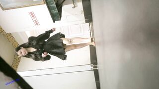 -商场女厕全景偷拍几位美少妇的极品美鲍鱼 还有一位刚刮过B毛的人工小白虎