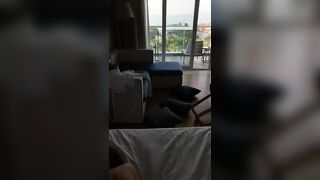 性感人妻被弟弟在后面给操喷了，他还嫌弃我喷了他一身，要不是他太用力，我也不会控制不住啊