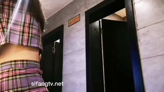 胆大包天，坑神潜入写字间大楼，勇闯女厕偸拍超多女人方便，然后同步拍照露脸