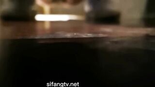 胆大包天，坑神潜入写字间大楼，勇闯女厕偸拍超多女人方便，然后同步拍照露脸