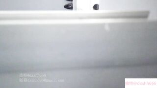 花重金雇佣班上的女同学 偷拍她们宿舍楼的几个漂亮小姐姐洗澡 1