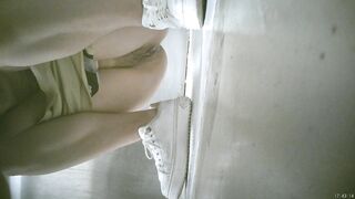 酒店女厕全景偷拍穿着连体衣的小姐姐 鲍鱼小小的粉嫩粉嫩的