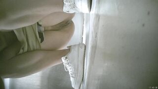 酒店女厕全景偷拍穿着连体衣的小姐姐 鲍鱼小小的粉嫩粉嫩的