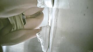酒店女厕全景偷拍穿着连体衣的小姐姐 鲍鱼小小的粉嫩粉嫩的
