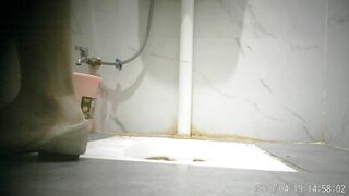 商场女厕黄绸裙丁字内闷骚型女神 精心刮过毛的鲜嫩鲍鱼片馋死人