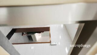 短剧女演员办公楼女厕 蹲守偷拍一个漂亮女演员来上厕所尿尿小姐姐不愧是演员逼很嫩很美