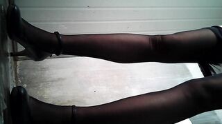 路边公厕全景偷拍两位黑丝美少妇的极品鲍鱼