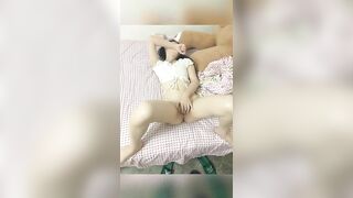 【兄妹乱伦】饥渴粉嫩妹妹扣逼勾引哥哥操逼，各种姿势抽插粉嫩美穴，真是骚到冒烟了.