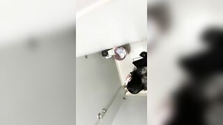 抄底穿小皮鞋的大三妹子，逼逼还算嫩，开发的也不多，小阴唇还挺长的