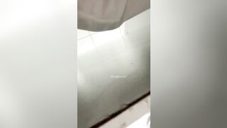 抄底穿小皮鞋的大三妹子，逼逼还算嫩，开发的也不多，小阴唇还挺长的