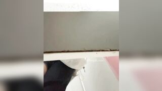 抄底穿小皮鞋的大三妹子，逼逼还算嫩，开发的也不多，小阴唇还挺长的