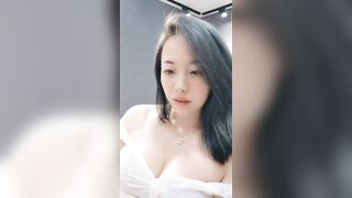 -跳钢管舞的御姐少妇全程露脸丝袜高跟诱惑，脱衣艳舞嘴叼内裤好骚啊，揉奶玩逼特写展示，表情很骚精彩别错过.