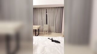 师范大学反差婊同事调教两位男奴，扇耳光，舔脚，小鲜肉主动张嘴吞口水，好会玩.