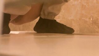 一月新流出魔手外购 高根美足美女系列精选几个无毛靓妹健身背心美女无毛逼白色分泌物