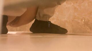 一月新流出魔手外购 高根美足美女系列精选几个无毛靓妹健身背心美女无毛逼白色分泌物