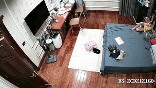 《居家摄像头破解》漂亮的小姐姐一边看小视频一边抠着小嫩B