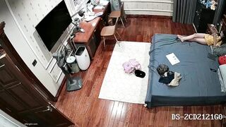 《居家摄像头破解》漂亮的小姐姐一边看小视频一边抠着小嫩B