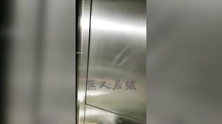 白色长裙美女电梯上被掀裙