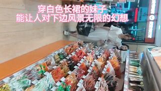 抄底白色长裙妹子