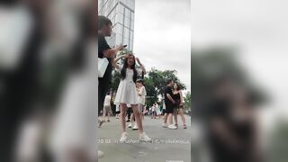 白色短裙妹子内裤完全夹在逼里，毛都勒出来