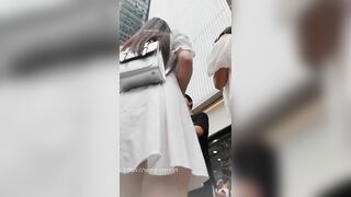 白色短裙妹子内裤完全夹在逼里，毛都勒出来