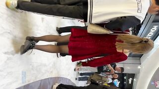 抄底黑丝红裙妹和Gucci短裙妹，男朋友在也抄